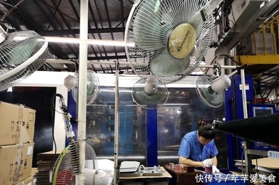 厂房里的降温神器 直径6米的大吊扇与工业冰块，再不怕热了